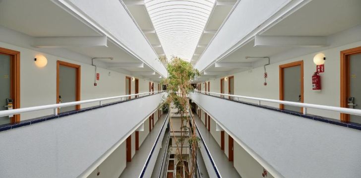Apsistokite ALUASUN CALA ANTENA viešbutyje už gerą kainą. 