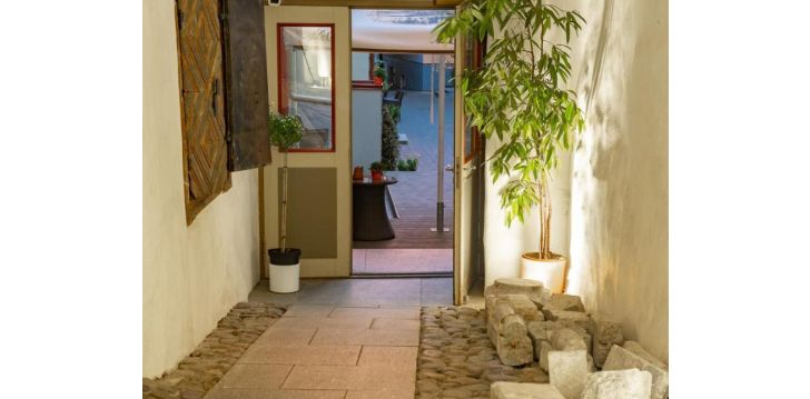 Apsistokite MERITON OLD TOWN GARDEN HOTEL viešbutyje už gerą kainą. 