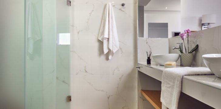 Planuoji kelionę į Graikija? apsistokite 4 viešbutyje CAVO ORIENT BEACH HOTEL & SUITES.