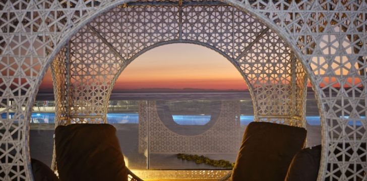 Viešbutis CAVO ORIENT BEACH HOTEL & SUITES įsikūręs Graikija.