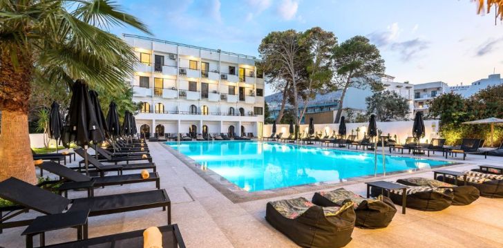 Apsistokite HERONISSOS HOTEL viešbutyje už gerą kainą.