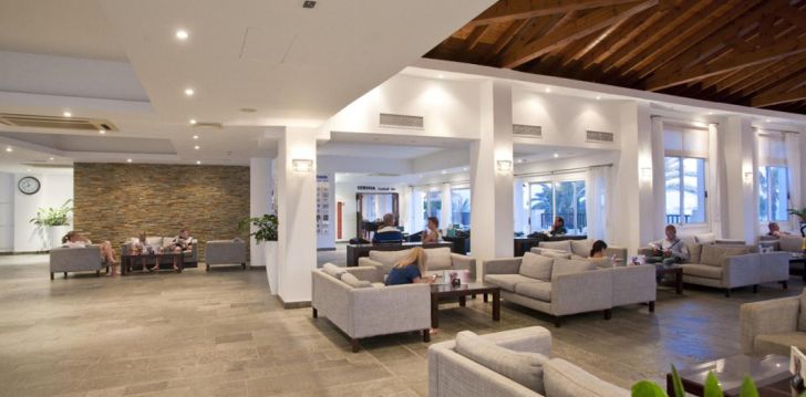 Planuoji kelionę į Kipras? apsistokite 4 viešbutyje AKTI BEACH HOTEL & VILLAGE RESORT.