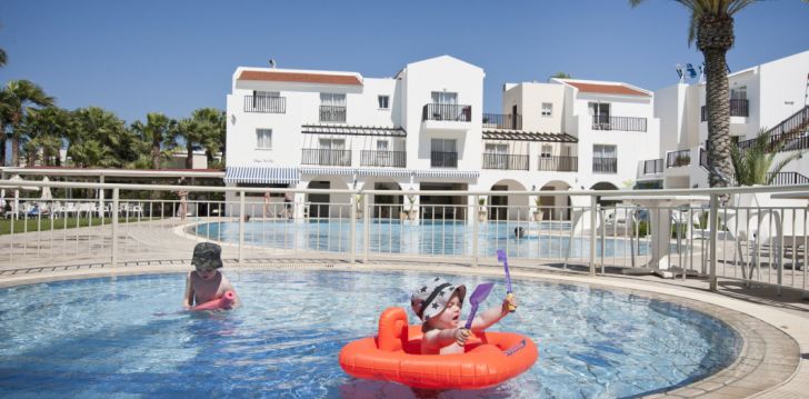 Apsistokite AKTI BEACH HOTEL & VILLAGE RESORT viešbutyje už gerą kainą. 