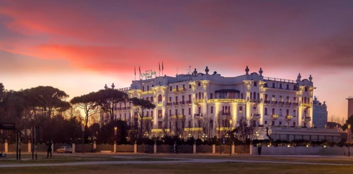Apsistokite GRAND HOTEL RIMINI viešbutyje už gerą kainą.