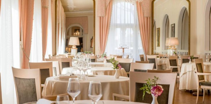Viešbutis GRAND HOTEL RIMINI įsikūręs Italija.