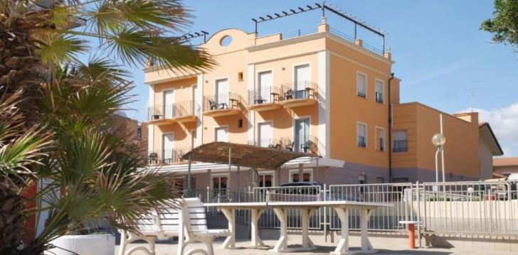 Apsistokite HOTEL HOLIDAY BEACH viešbutyje už gerą kainą. 