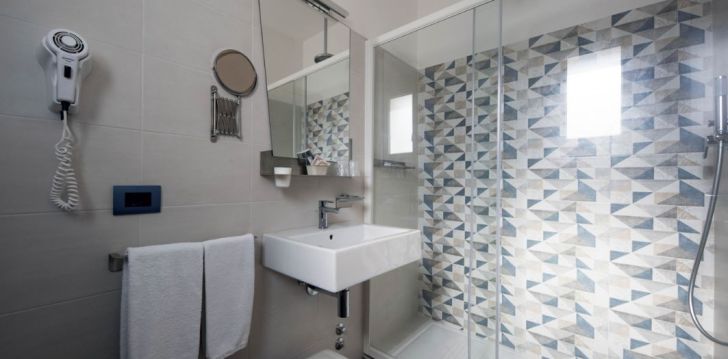 Planuoji kelionę į Italija? apsistokite 3 viešbutyje COLOR HOTEL RIMINI. 