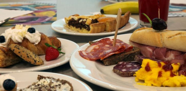 Rinkitės viešbutį COLOR HOTEL RIMINI kelionei į Italija