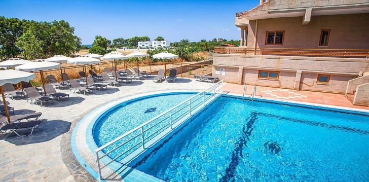 apsistokite LEDRAS BEACH HOTEL viešbutyje už gerą kainą. 