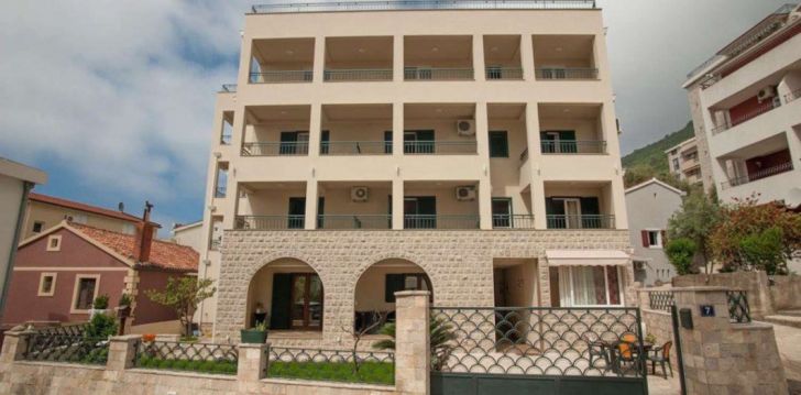 Apsistokite GUESTHOUSE MEDIN viešbutyje už gerą kainą.