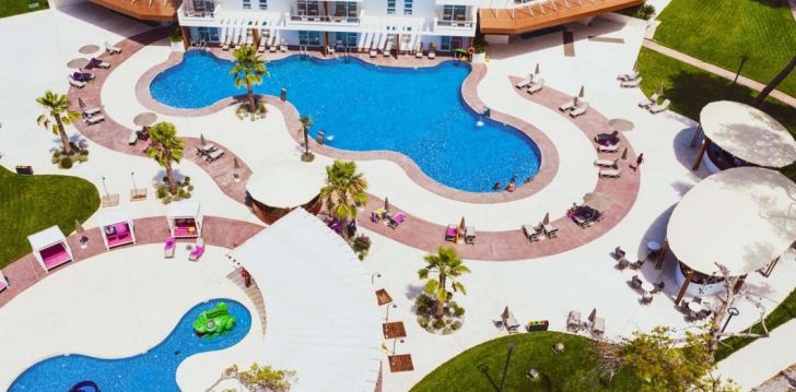 Apsistokite AZUL BEACH RESORT MONTENEGRO BY KARISMA viešbutyje už gerą kainą.