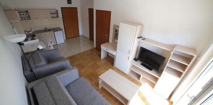 Apsistokite KNEZEVIC ROZINO APARTMENTS viešbutyje už gerą kainą.