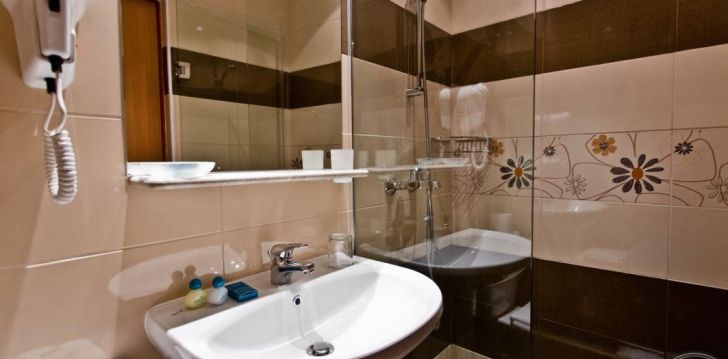 Apsistokite DIT EVRIKA BEACH CLUB HOTEL viešbutyje už gerą kainą.