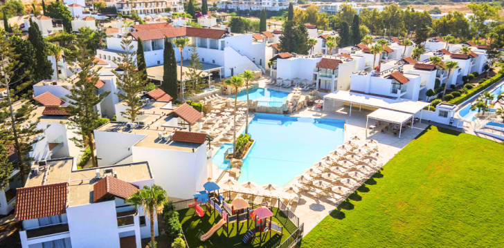 Apsistokite KAPETANIOS AQUA RESORT viešbutyje už gerą kainą. 