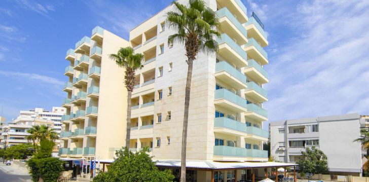 Apsistokite KAPETANIOS LIMASSOL HOTEL viešbutyje už gerą kainą. 