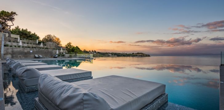 apsistokite ALEXANDRA BEACH RESORT viešbutyje už gerą kainą.