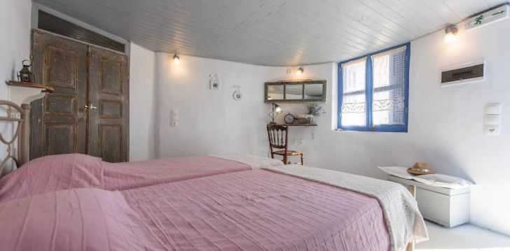 Apsistokite EMMANTINA HOUSES viešbutyje už gerą kainą.