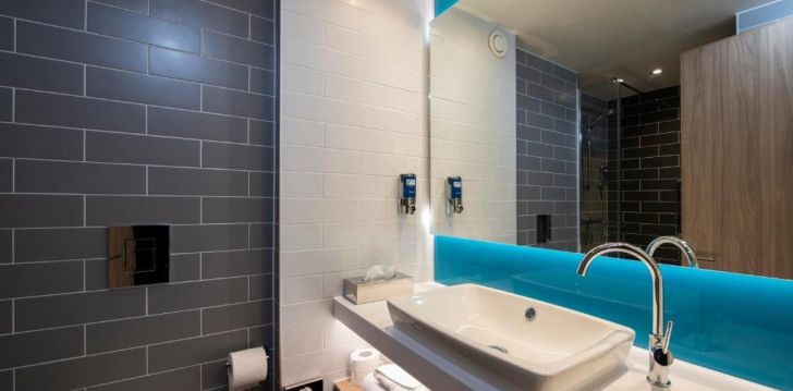 Rinkitės viešbutį HOLIDAY INN EDINBURGH CITY - WEST kelionei į Škotija