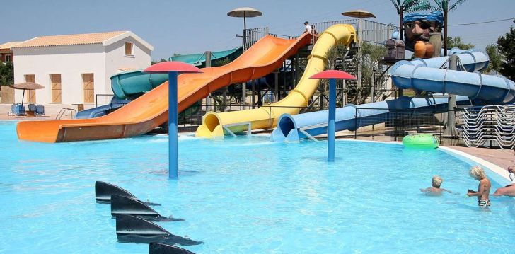 Planuoji kelionę į Graikija? apsistokite 4 viešbutyje IONIAN SEA – viešbutis su vandens parku ir daug pramogų.
