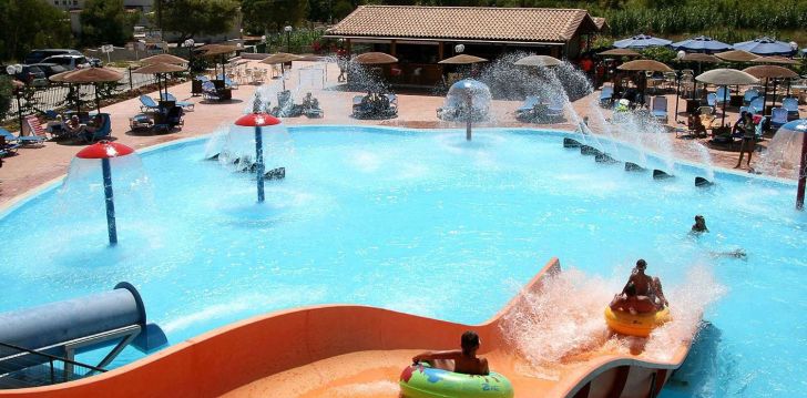 Viešbutis IONIAN SEA – viešbutis su vandens parku ir daug pramogų įsikūręs Graikija.