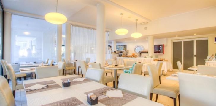 Planuoji kelionę į Italija? apsistokite 4 viešbutyje FERRETTI BEACH.