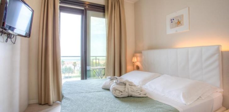 Viešbutis FERRETTI BEACH įsikūręs Italija.