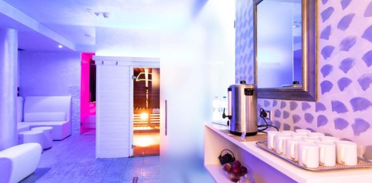 Viešbutis FERRETTI BEACH įsikūręs Italija.