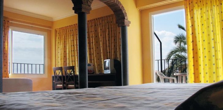Viešbutis HOTEL COMARRUGA PLATJA įsikūręs Ispanija.