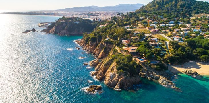 Viešbutis HOTEL COMARRUGA PLATJA įsikūręs Ispanija. 