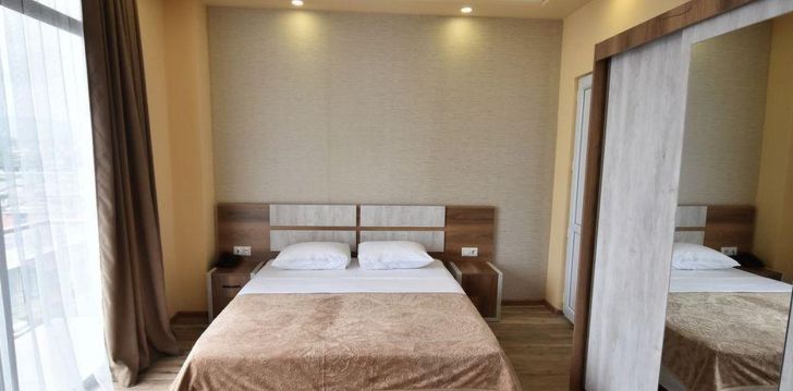 Apsistokite GEORGIA HOTEL viešbutyje už gerą kainą.