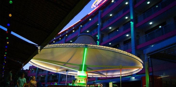Viešbutis FLAMINGO BEACH įsikūręs Kipras. 