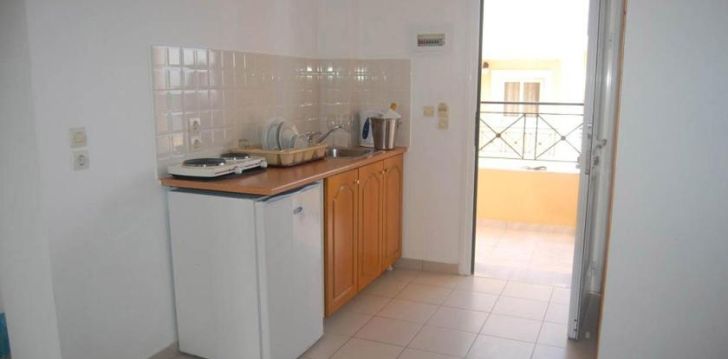 Apsistokite LEMON GROVE BEACH HOTEL viešbutyje už gerą kainą.