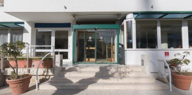 Planuoji kelionę į Italija? apsistokite 3 viešbutyje HOTEL LA BAIA. 