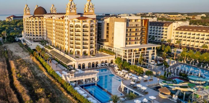 Apsistokite J'ADORE DELUXE HOTEL & SPA viešbutyje už gerą kainą. 