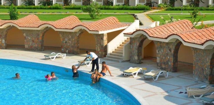 apsistokite ROYAL BRAYKA BEACH RESORT viešbutyje už gerą kainą. 
