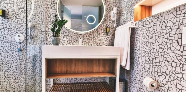Apsistokite CARINE HOTEL KUMBOR viešbutyje už gerą kainą. 