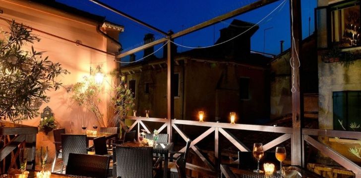Viešbutis HOTEL CA' DEI CONTI įsikūręs Italija.