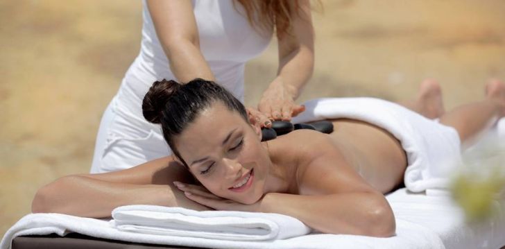 nepraleisk progos pailsėti už gerą kainą - viešbutyje AZURA DELUXE RESORT