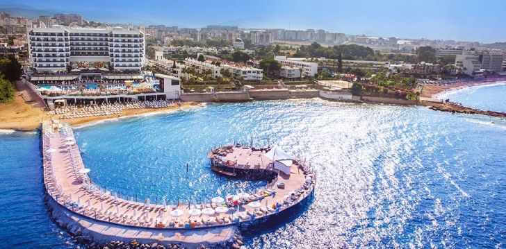 apsistokite AZURA DELUXE RESORT viešbutyje už gerą kainą. 