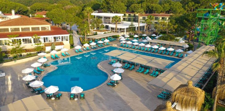 apsistokite CRYSTAL FLORA BEACH RESORT viešbutyje už gerą kainą. 