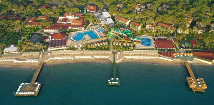 apsistokite CRYSTAL FLORA BEACH RESORT viešbutyje už gerą kainą.