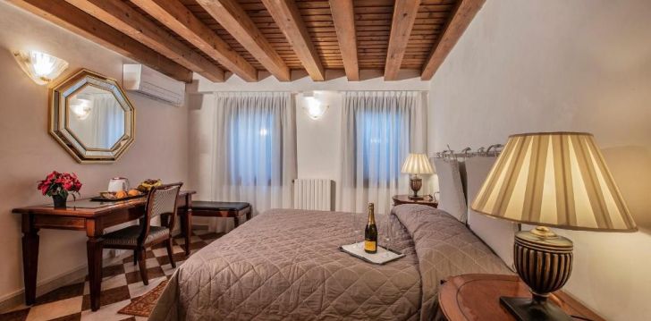 Viešbutis CA‘ LA RIVA įsikūręs Italija.