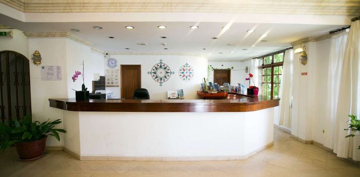 Apsistokite MIRACHORO ROCHA II viešbutyje už gerą kainą.