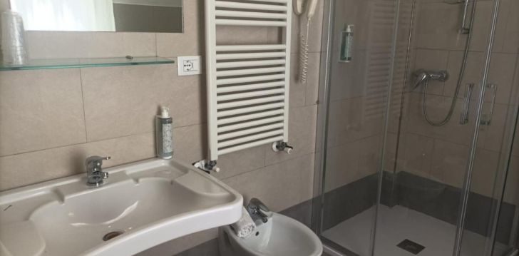 Viešbutis HOTEL OKINAWA įsikūręs Italija.