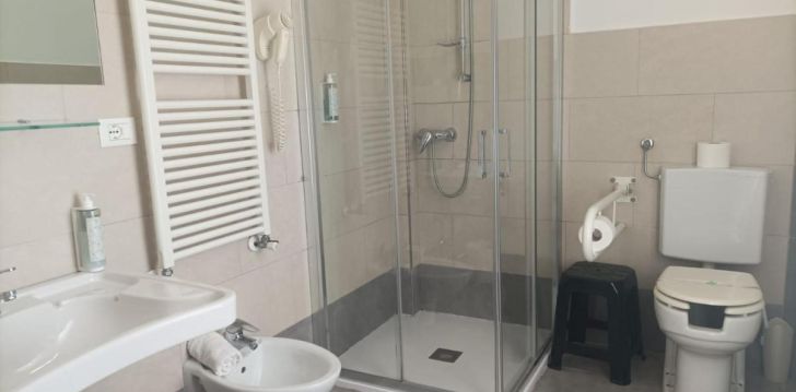Viešbutis HOTEL OKINAWA įsikūręs Italija.