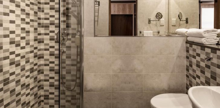 viešbutis QAWRA PALACE HOTEL įsikūręs Malta. 
