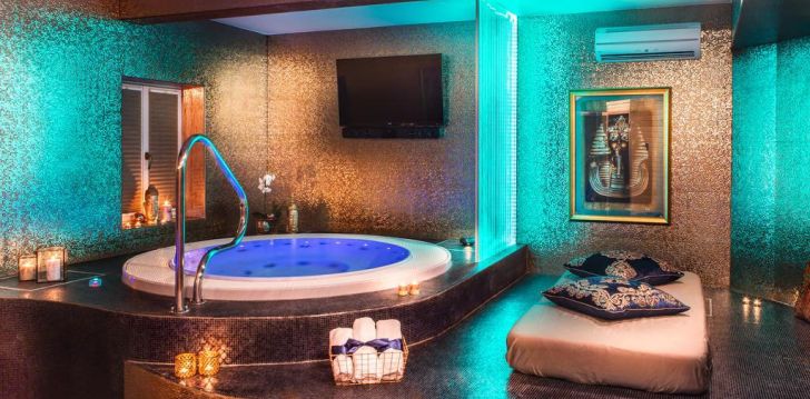 Apsistokite ROYAL COURT HOTEL viešbutyje už gerą kainą.