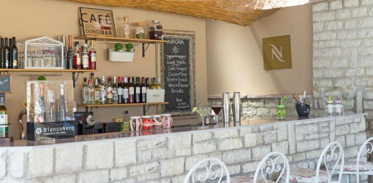 Apsistokite AURORA BEACH HOTEL CORFU viešbutyje už gerą kainą.
