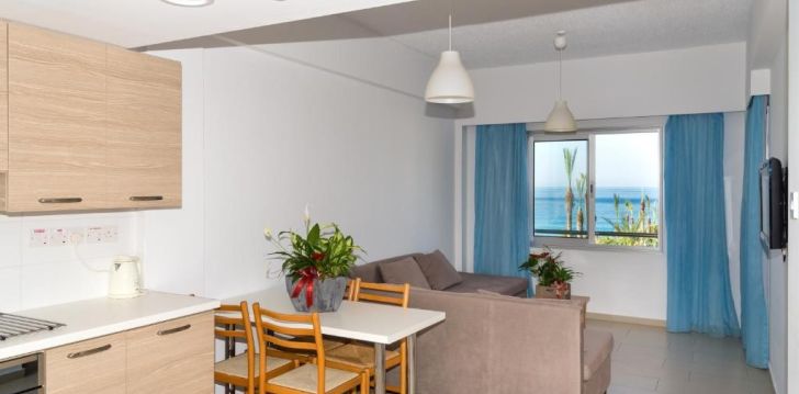 viešbutis HELIOS BAY HOTEL AND SUITES įsikūręs Kipras.