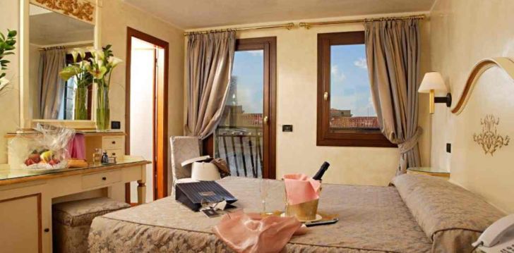 apsistokite HOTEL CARLTON CAPRI viešbutyje už gerą kainą. 